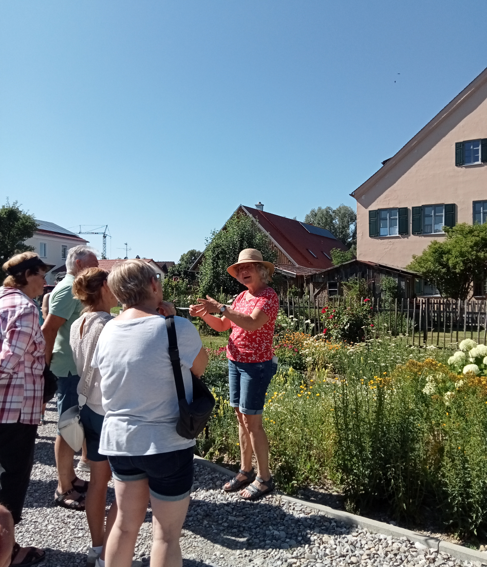 Bertlies Adler vor ihrem Kräutergarten mit den Gartenfreunden Wiedergeltingen e. V. Bertlies Adler erklärt in Ingenried Kräuter Wirkung 2026
