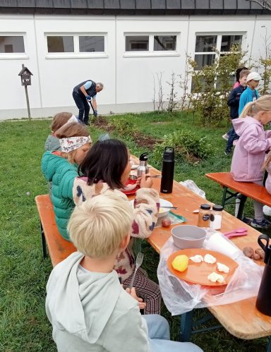 Kartoffelfest: Essen gekochter Kartoffeln mit Kräuterquark und Dips